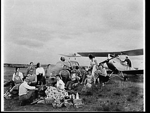Aubrey Oates and aeroplanes at a picnic at Camden