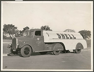Series 01: Photographs of trucks and vans, ca. 1920-1980 : AEC - Albion