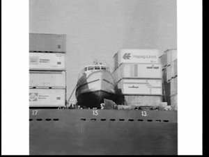 Titan Vickers crane unloading the hydrofoil Long Reef f...