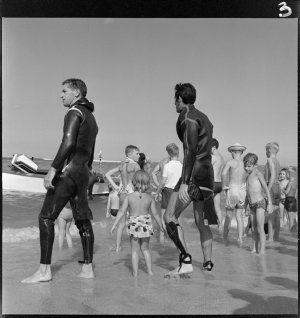File 13: Beach figures, Bondi, 1950s / photographed by ...
