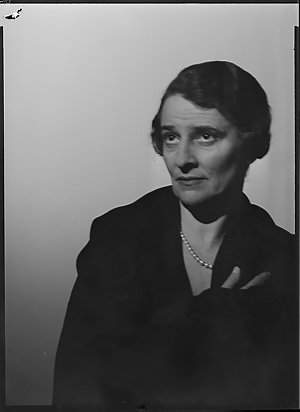 File 01: Portrait, Ruth Draper, [1939] / photographed b...