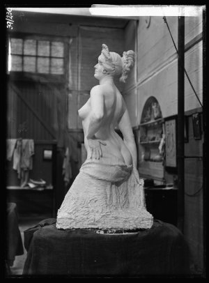 Item 230: Mrs Rose Lindsay, statue / photograph by Haro...