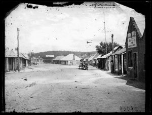 View of Mudgee Road showing Arthur Corry's Bakery, Tamb...