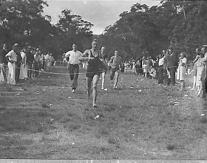 Men's one hundred yards running race, Australian Paper ...