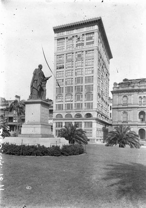 The then new Astor Flats in Macquarie Street, showing s...