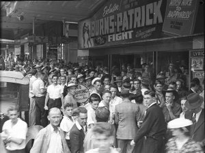 Crowd at Burns v Patrick fight newsreel