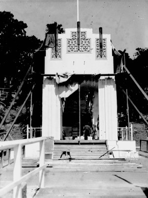 Construction of an art deco arch for the arrival of the...