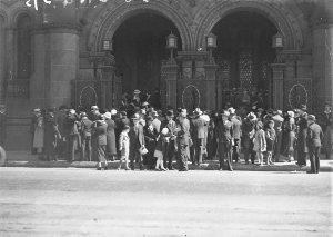 Crowd outside the Great Synagogue celebrate Yom Kippur