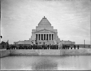 Rotary visits Melbourne War Memorial