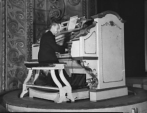Manny Aarons at the State Theatre Wurlitzer organ