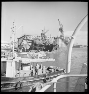 File 12: Shipping and waterfront, [1940s] / photographe...