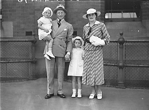 Cricketer Bert Oldfield his wife and two daughters, Cen...