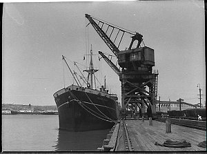 Cranes load ship "Swanstream"