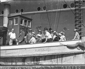 The "Aorangi" in quarantine. Passengers in the tugboat ...