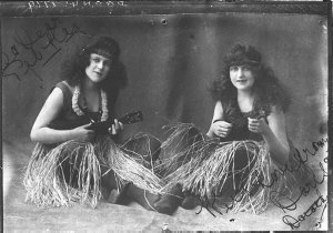 Greeting card, two women in Hawaiian dress, with ukelel...