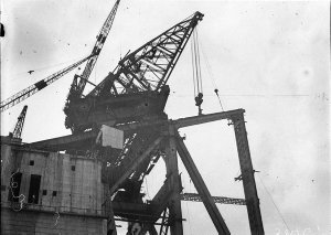 Creeper-crane setting top chord girder of second bay in...