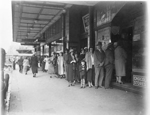 Queue for tickets, Her Majesty's Theatre, later Sydney ...