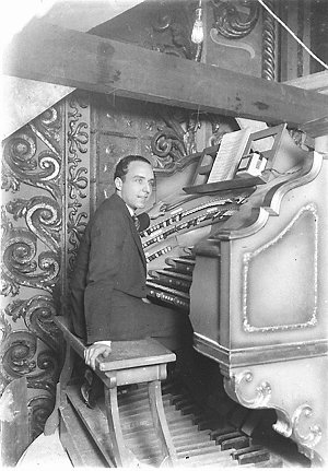 Organist, Price Dunlavy, at the State Theatre Wurlitzer...
