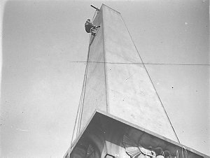 Sydney council workman cleaning the ventilating tower i...