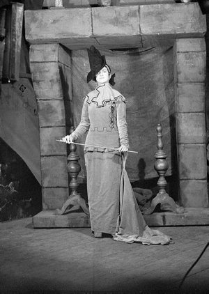 Vagabond King company in costume