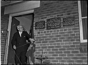 Mr Heffron at unveiling ceremony, Newcastle Boys' High ...