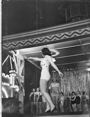 Final, bathing beauties competition