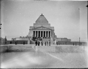 Rotary visits Melbourne War Memorial