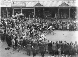 Start of the Dunlop Road race at Goulburn
