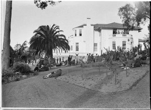Inspection of Woollcott Forbes home, at Gordon for Red ...