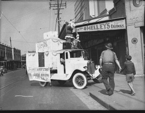 Enmore Theatre lorry - free Christmas cake to each chil...
