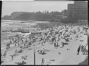 Crowds on Newcastle Beach