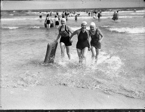 Women swimmers (visit of Mexican cowboys)