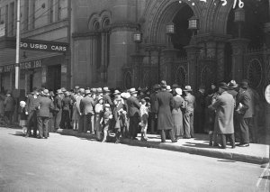 Crowd outside the Great Synagogue celebrate Yom Kippur
