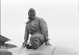 Captain Les Holden, Australian Flying Corps veteran, st...