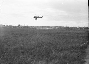 Les Holdens' DH 61 "Canberra" (VH-UHW) landing at Masco...
