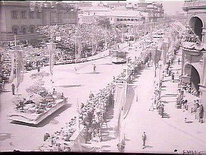 Procession of floats in Macquarie Street