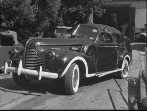 Smashed Hoyts' Buick 41 - 8/40 1940 Sedan (with headlig...