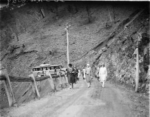Visitors walking from charabanc to the entrance of Jeno...