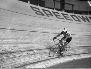 Hubert Opperman's 24 hour unpaced world record ride, Sp...