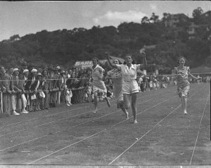 One hundred yards race, Australian Paper Mills picnic a...