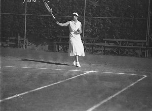 Miss V. Selwin (Selwyn ?), City of Sydney tennis, White...