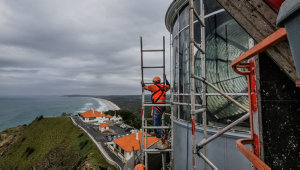 Item 03: Laurie Campbell erecting scaffolding, Cape Byr...