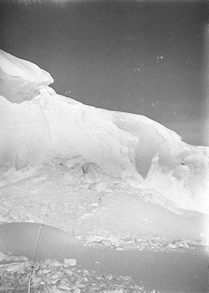 Q097: Overhanging cornice, Shackleton Shelf / Morton He...