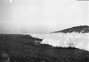 Q495: The ice foot just east of Cape Denison / Archibal...