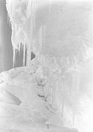 Q124: Stalactites on the face of shelf ice / Andrew D. ...