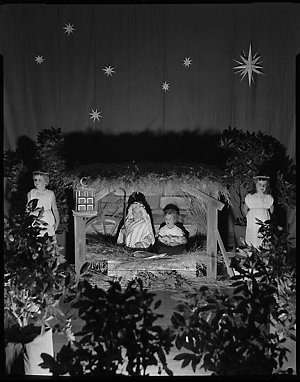 File 18: Castlecrag kindergarten, b&w of nativity play,...
