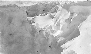 P063: Fractured zone of the lower Denman Glacier / Andr...