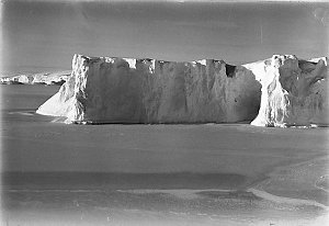 W111: Portion of a panorama / Frank Hurley