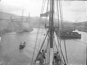 C023: Leaving the wharf, Hobart / Xavier Mertz