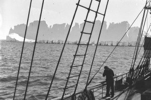 H709: Crevassed iceberg / Frank Hurley